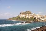 Castelsardo, Stadt mit Borgberg, die eigentlich Altstadt ist am Felsen dahinter rangeklebt