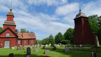 Roslagskulla Kyrka mit Glockenturm