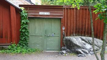 Södermalm- kreative Einbeziehung eines Felsens in den Zaun