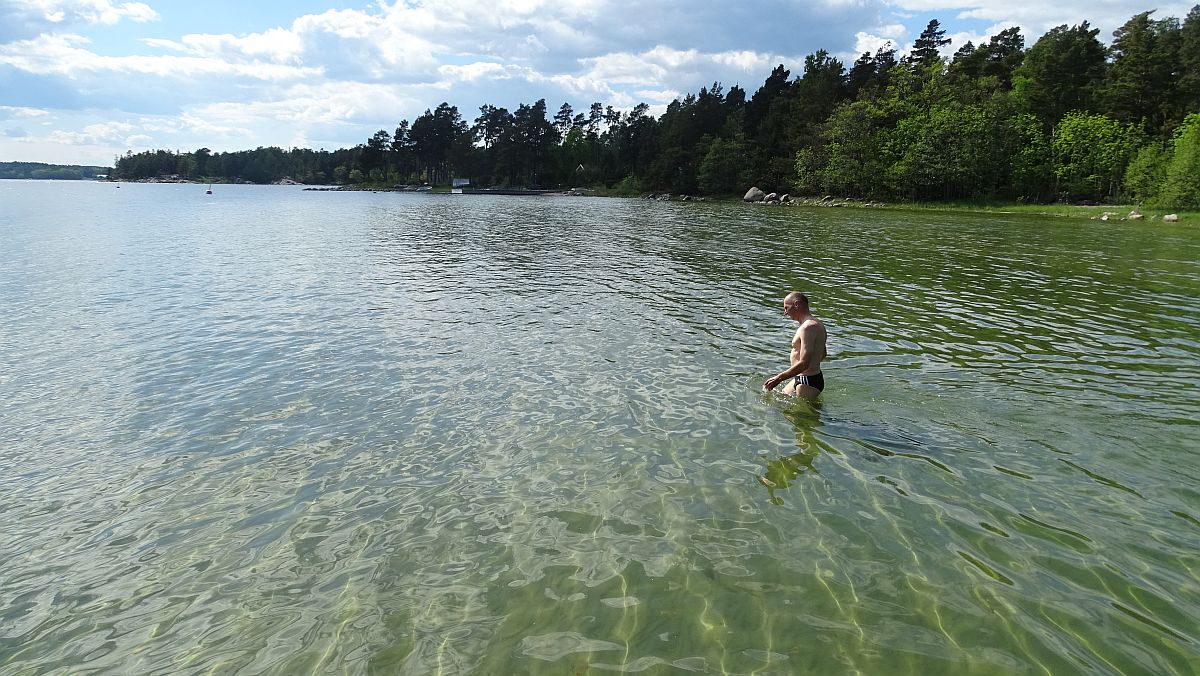 André testet die Wassertemperatur (14 Grad?)