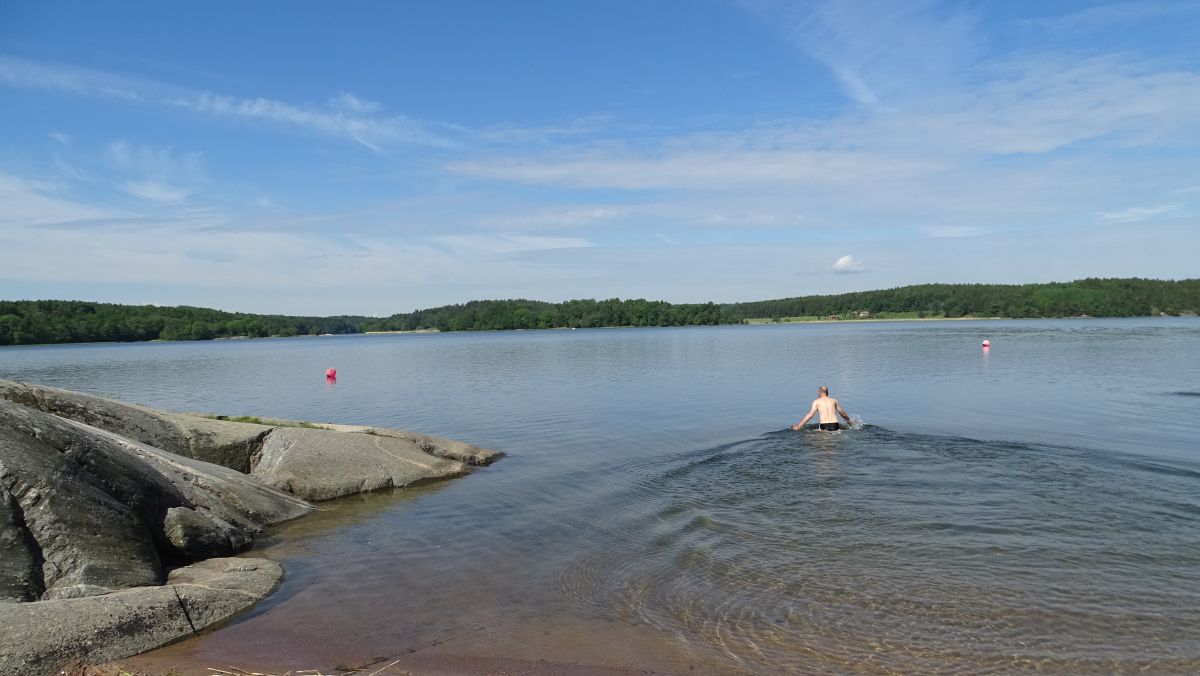 André testet das Wasser- zu kalt für mich!