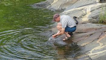 Hände waschen am Bootanleger Frösviken