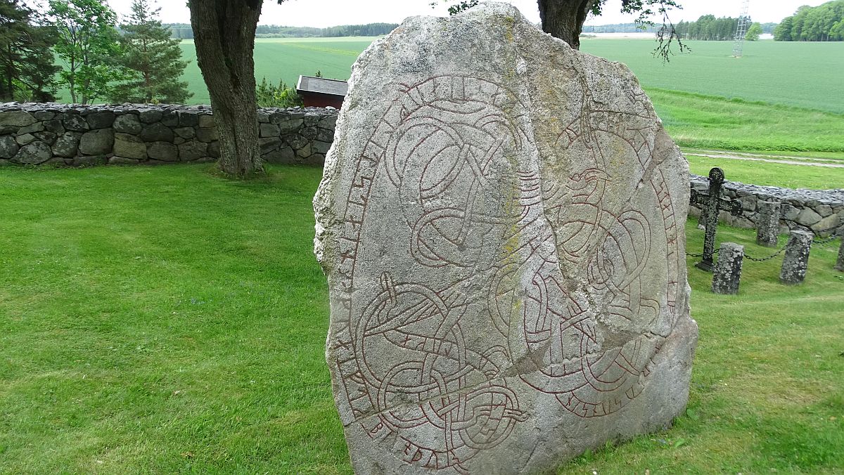 Runenstein auf dem Kirchhof Skånela