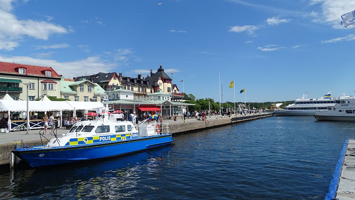 Promenade Vaxholm mit Polizeiboot