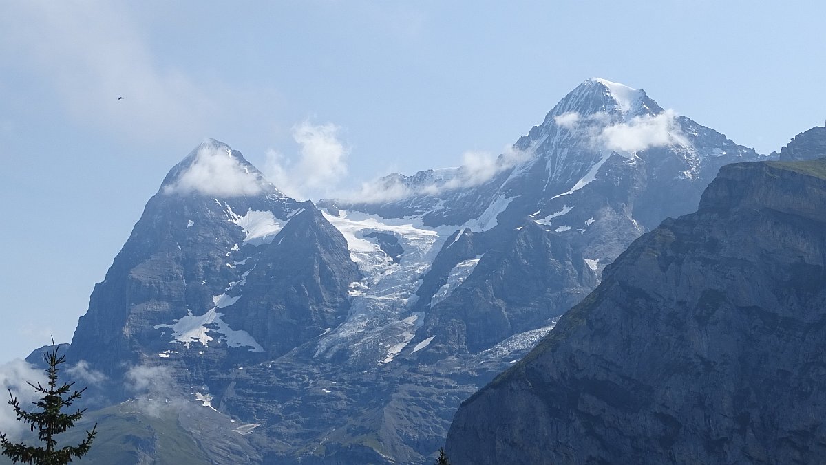 die Wolken geben den Blick auf Eiger und Mönch frei