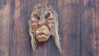 geschnitzte Maske an Hauswand