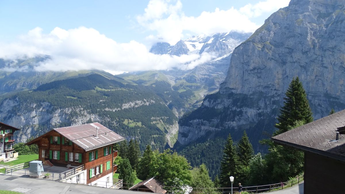 Mürren liegt hoch über dem Lauterbrunnental, ohne Straßenanschluss