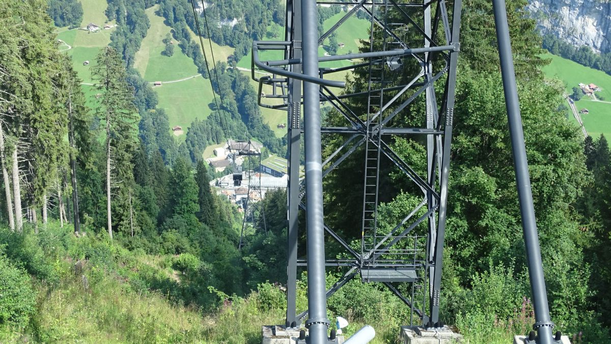 Mürrenseilbahn, Bilck nach unten ins Lauterbrunnental