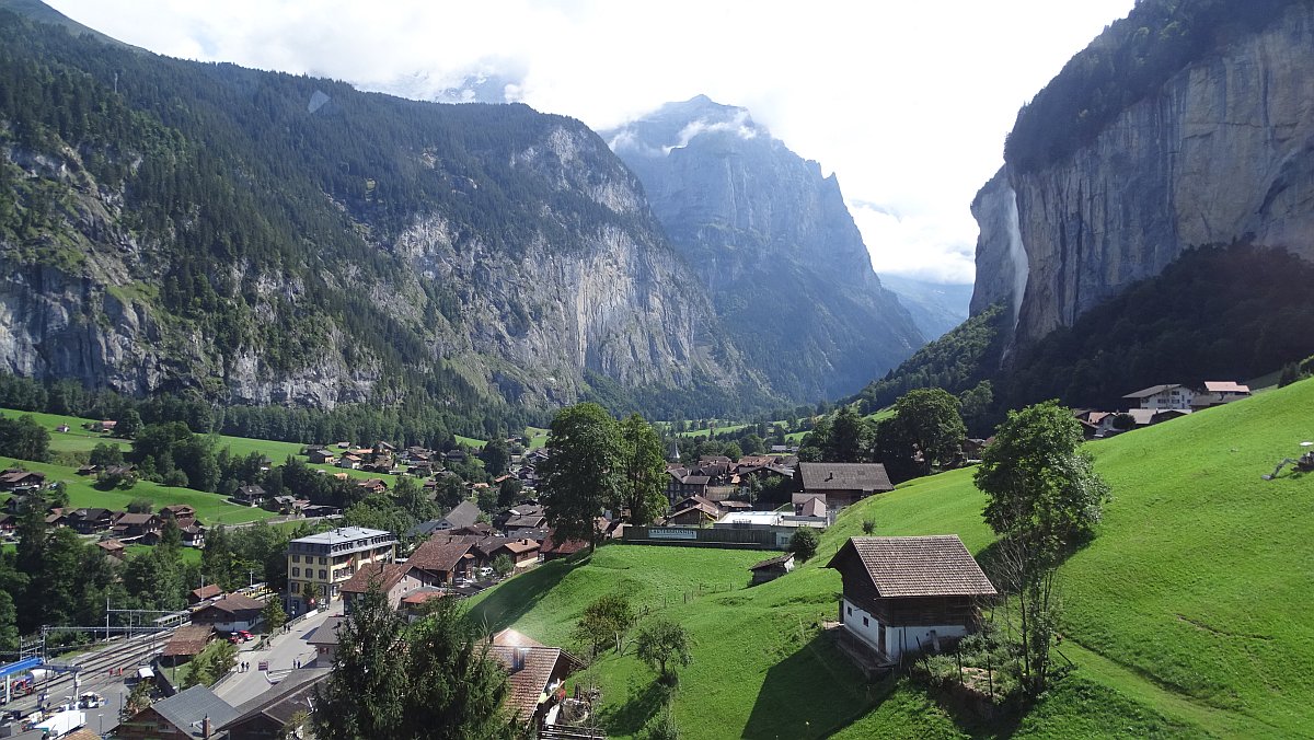 Blick aus der Seilbahnkabine auf Lauterbrunnen