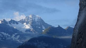 das Breithorn liegt schon in der Sonne