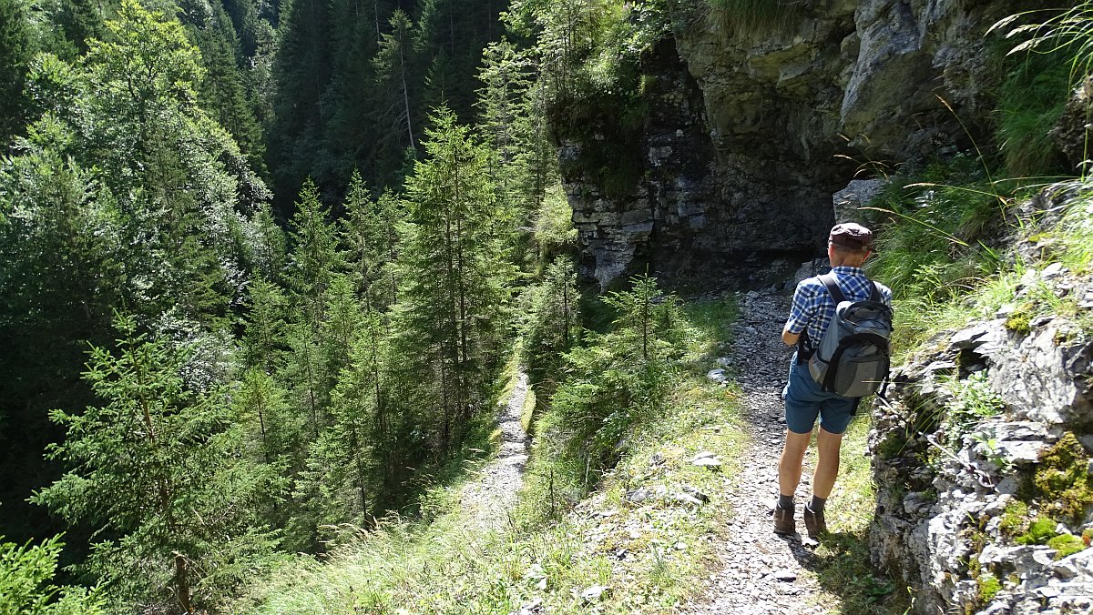 Abstieg zum Trümmelbach, wo eine Brücke zu hinüber geht