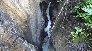 Blick von der Wanderwegsbrücke hinunter in die Klamm