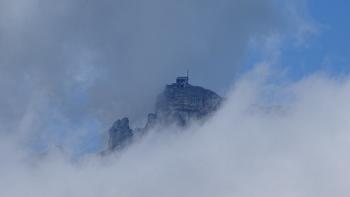 gegenüber taucht eine Bergstation in den Wolken auf