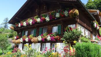 herrlich geschmücktes Haus mit Bauerngarten