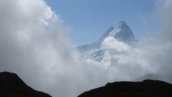 das Schreckhorn leuchtet durch die Wolken