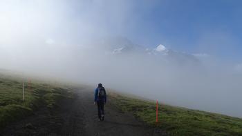 eine Wolke zieht über den Pass