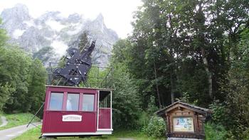 Kabine des ehemaligen Wetterhornaufzuges (mit Geocache)