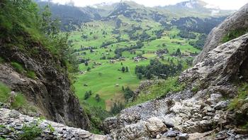 Blick aus einer Tunnelöffnung auf die Almen von Grindelwald