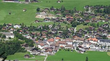 Château-d’Oex von einem Aussichtspunkt aus