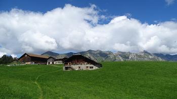 Häuser auf einer Alm