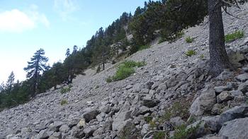 das Gebirge ist sehr bröckelig, große Schutthalden überall