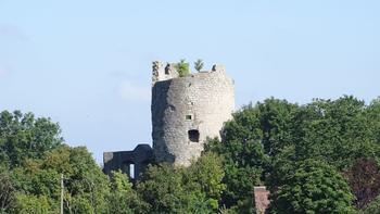 Burgfried der Burgruine Neuhaus