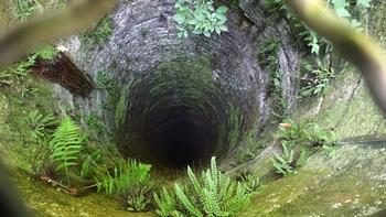 tiefer Brunnen im Burghof