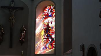 modernes Fenster in der Kirche Igersheim