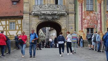 die Obere Brücke führt durch das Alte Rathaus