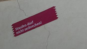 viele Risse in den Hausfassaden der Altstadt zeugen von einer folgenschweren Geothermiebohrung, die jetzt viele Schäden verursac