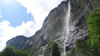 einer die vielen Wasserfälle im Lauterbrunnental