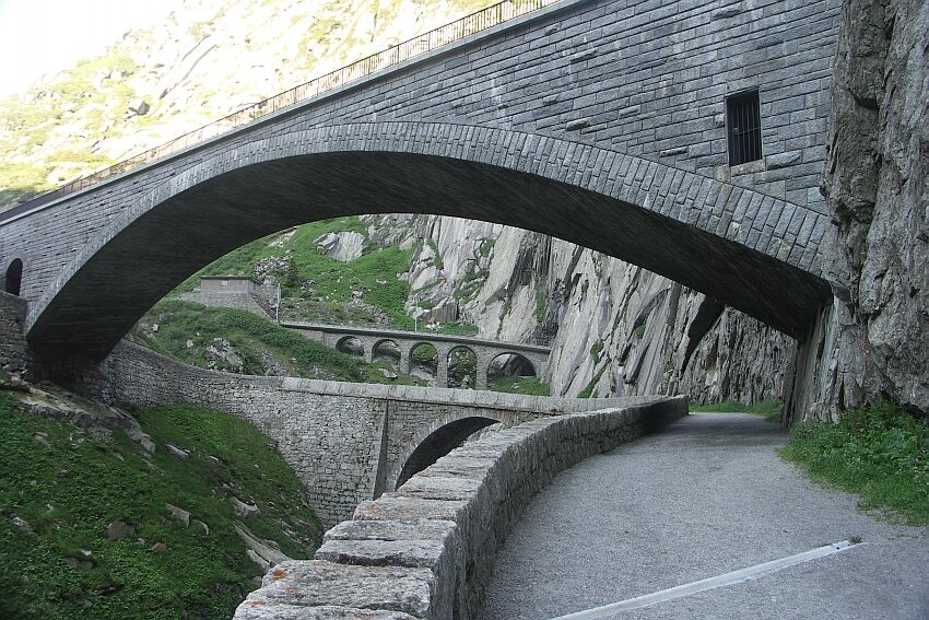 Teufelsbrücke über der einstmals wild schäumenden Reuss