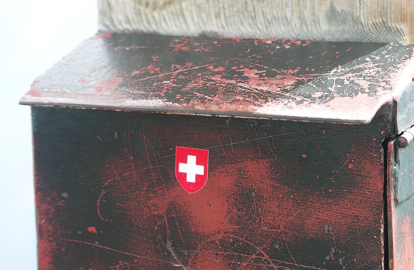 typisch Schweiz, selbst auf dem Gipfelbuch ein Schweizerkreuz
