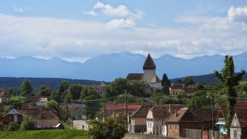 Holzmengen, im Hintergrund das Fagaras-Gebirge