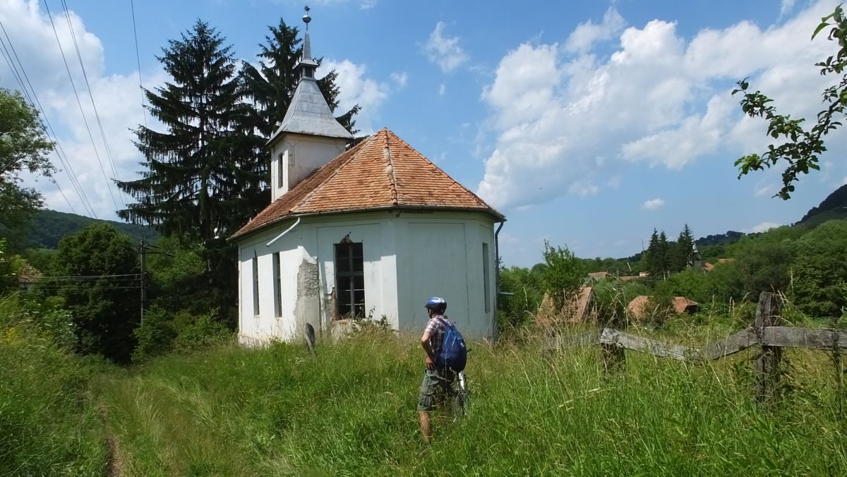 zusamenfallende Kirche in Sapartoc