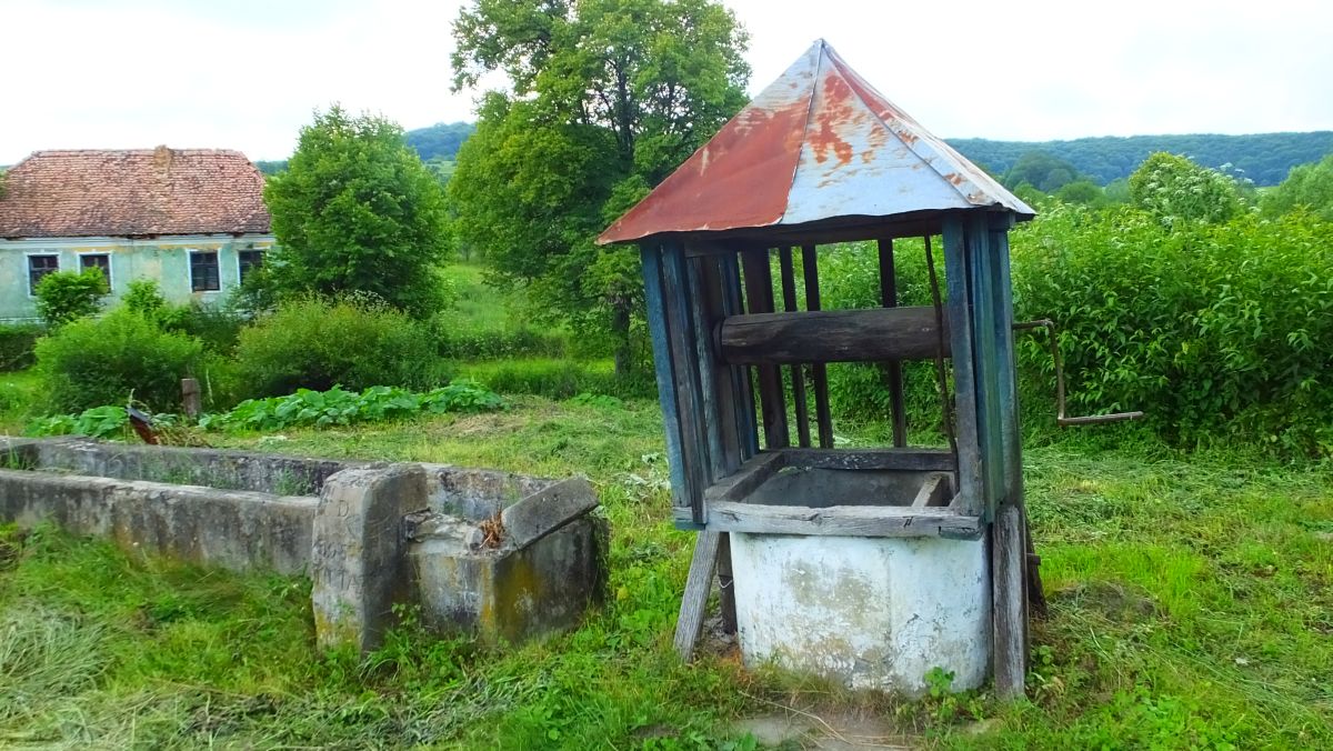 Brunnen in Hausruine in Sapartoc