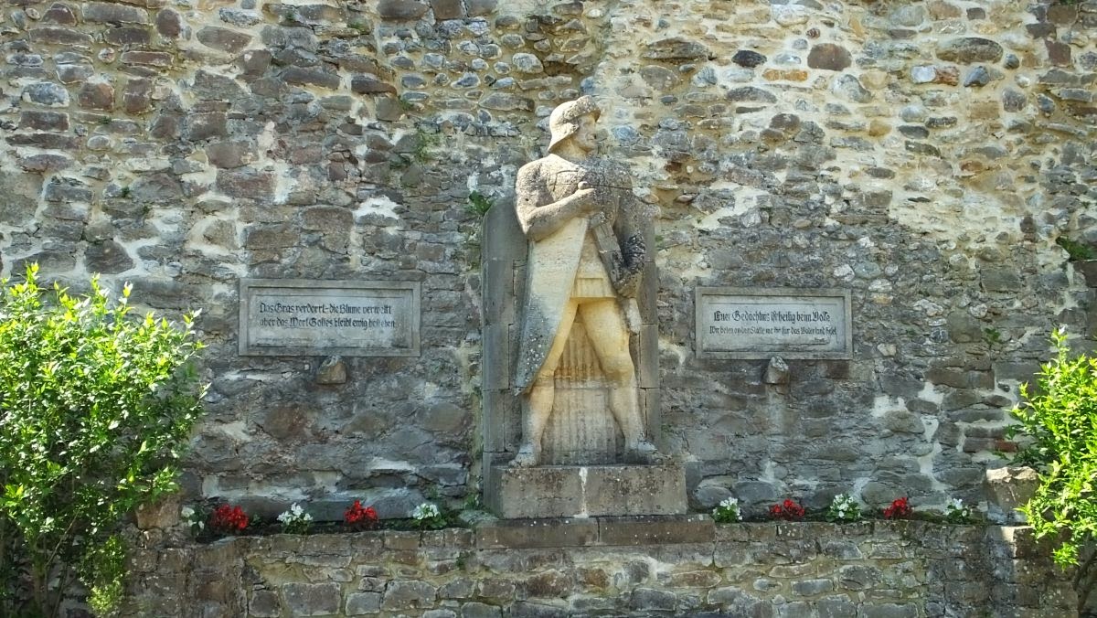 Kriegerdenkmal im ehemaligen Zisterzienserkloster in Kerz 