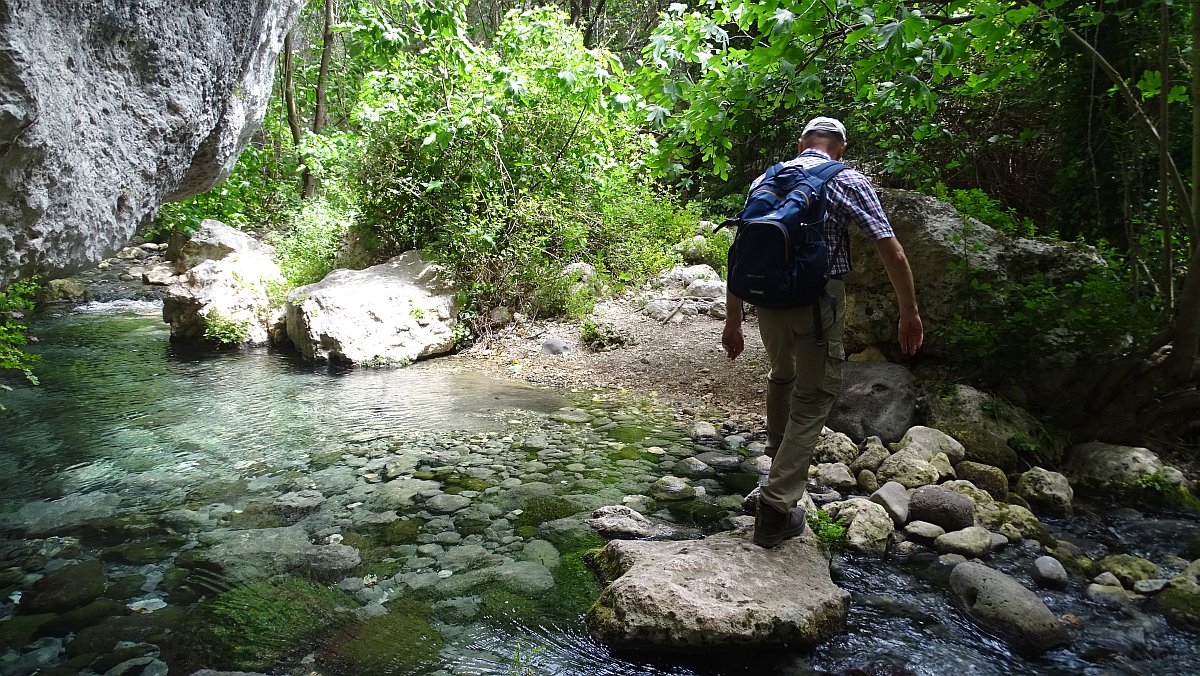 Bachüberquerung des glasklaren Baches Torrente Calcinara