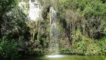 kleiner Wasserfall mit Regenbogen