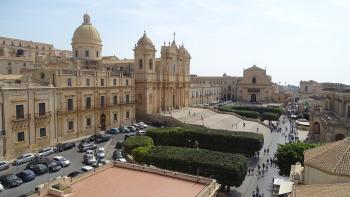 Blick von der Aussichtsterrasse der Chiesa di San Carlo auf Noto