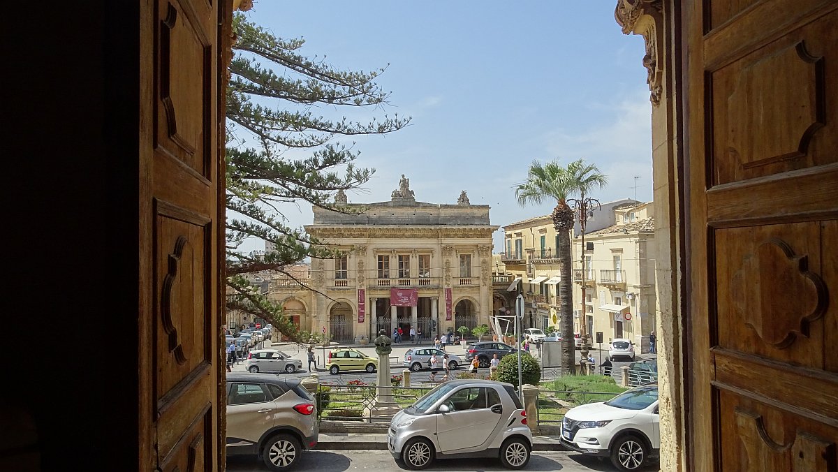 Blick durch die Tür der Chiesa di San Domenico auf das Theater