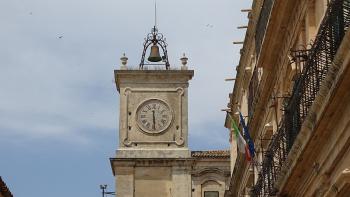 Uhrenturm am Palazzo Impellizzeri di San Giacomo