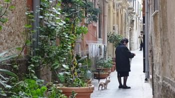 in einer Gasse in Syrakus