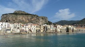 Cefalù Altstadt von der Mole aus gesehen