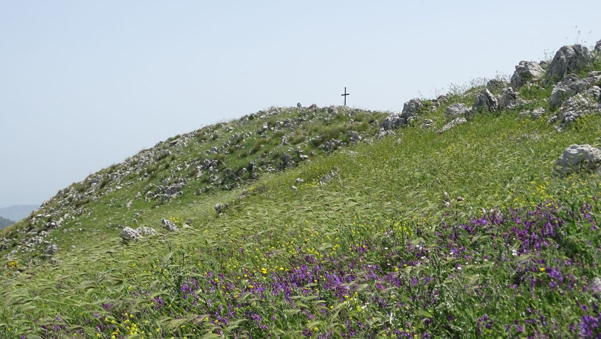 das Gipfelkreuz des Monte Grotta Grande kommt in Sicht