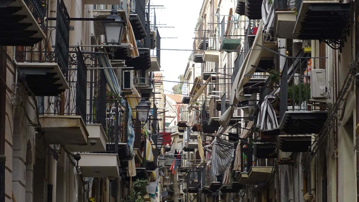 Gasse in der Altstadt von Cefalù