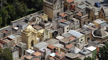 der Friedhof sieht von oben wie eine kleine Stadt aus