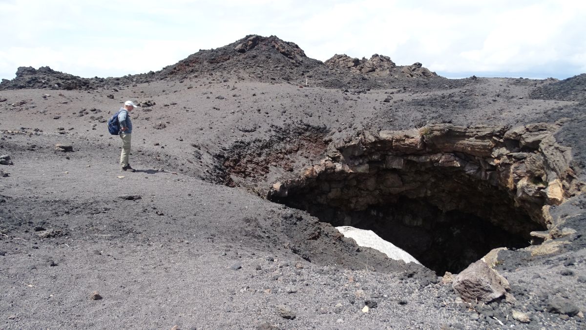 André steht am Eingang zur Grotta del Gelo