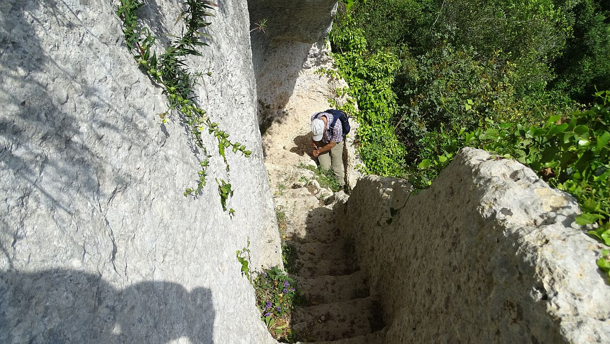 Abstieg auf alten Treppen zur Fledermaushöhle (Grotta dei Pipistrelli)