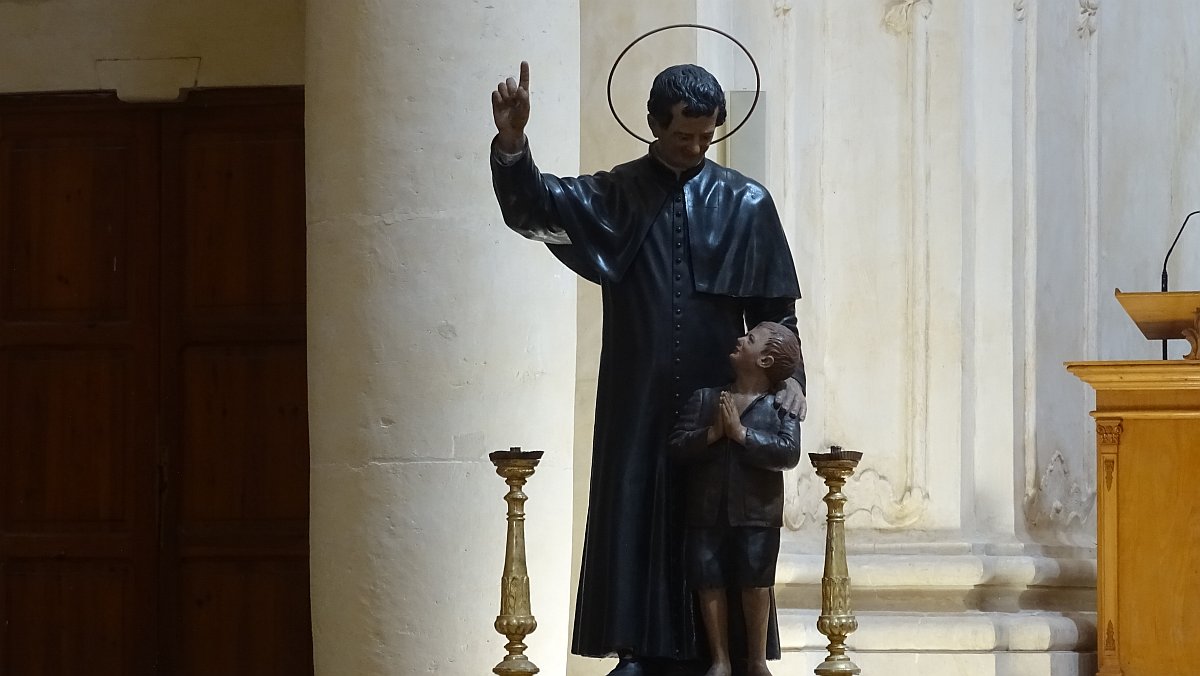 Chiesa di San Domenico, katholischer Geistlicher mit Kind, räusper...